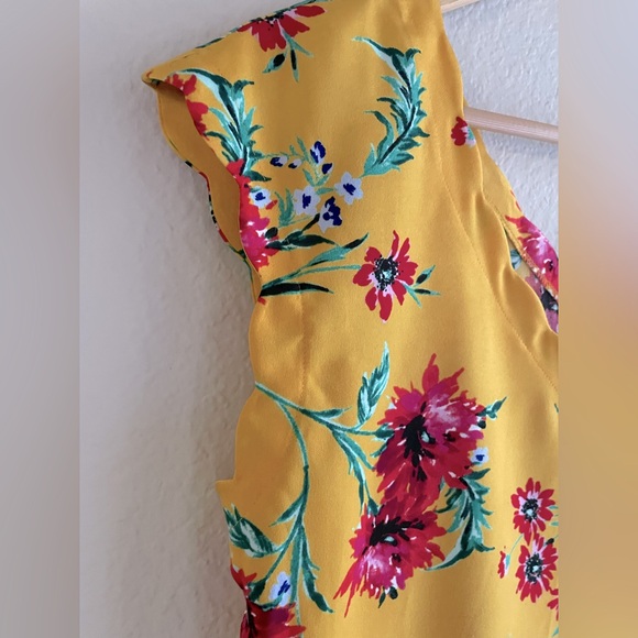 Express Medium Scalloped Yellow Floral Sleeveless V Neck Top - Picture 2 of 5